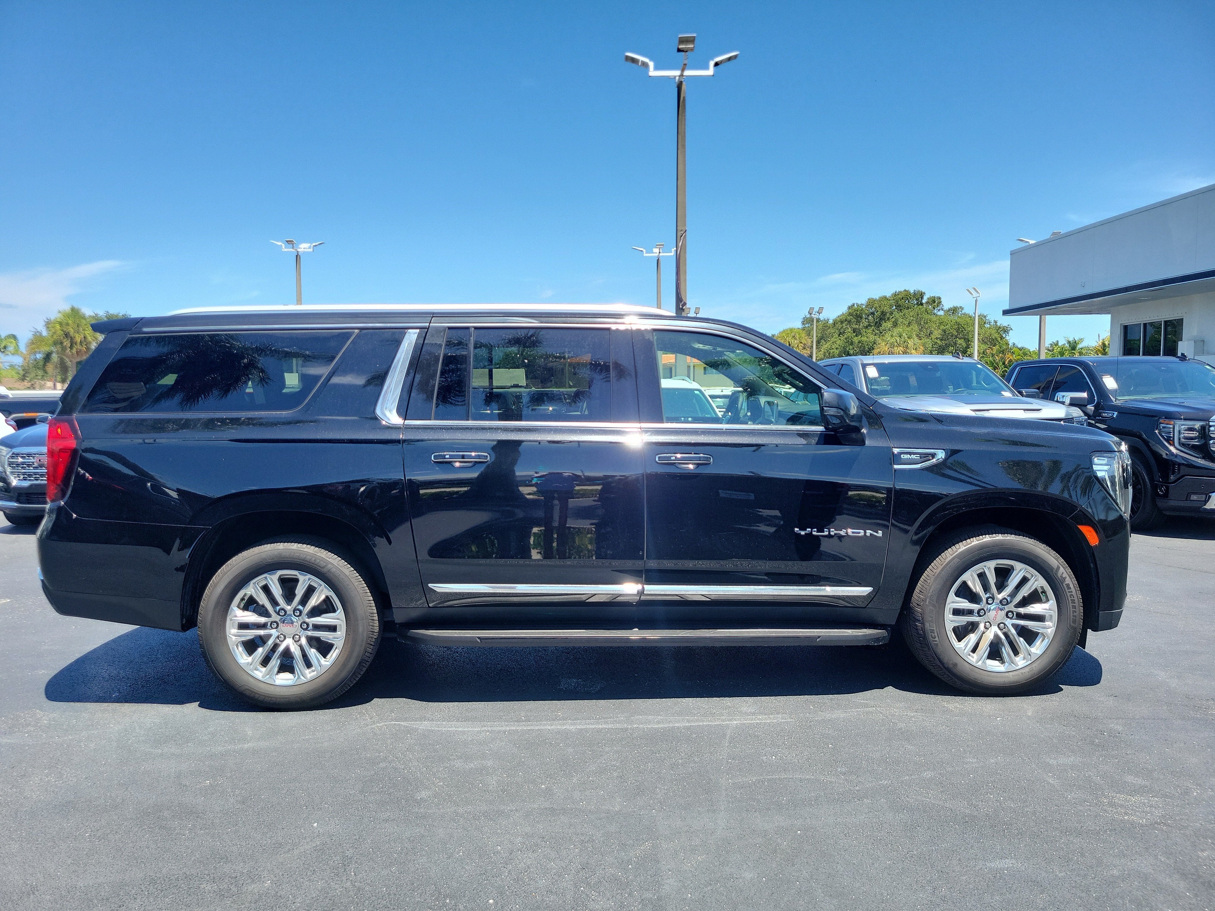 2023 GMC Yukon XL SLT