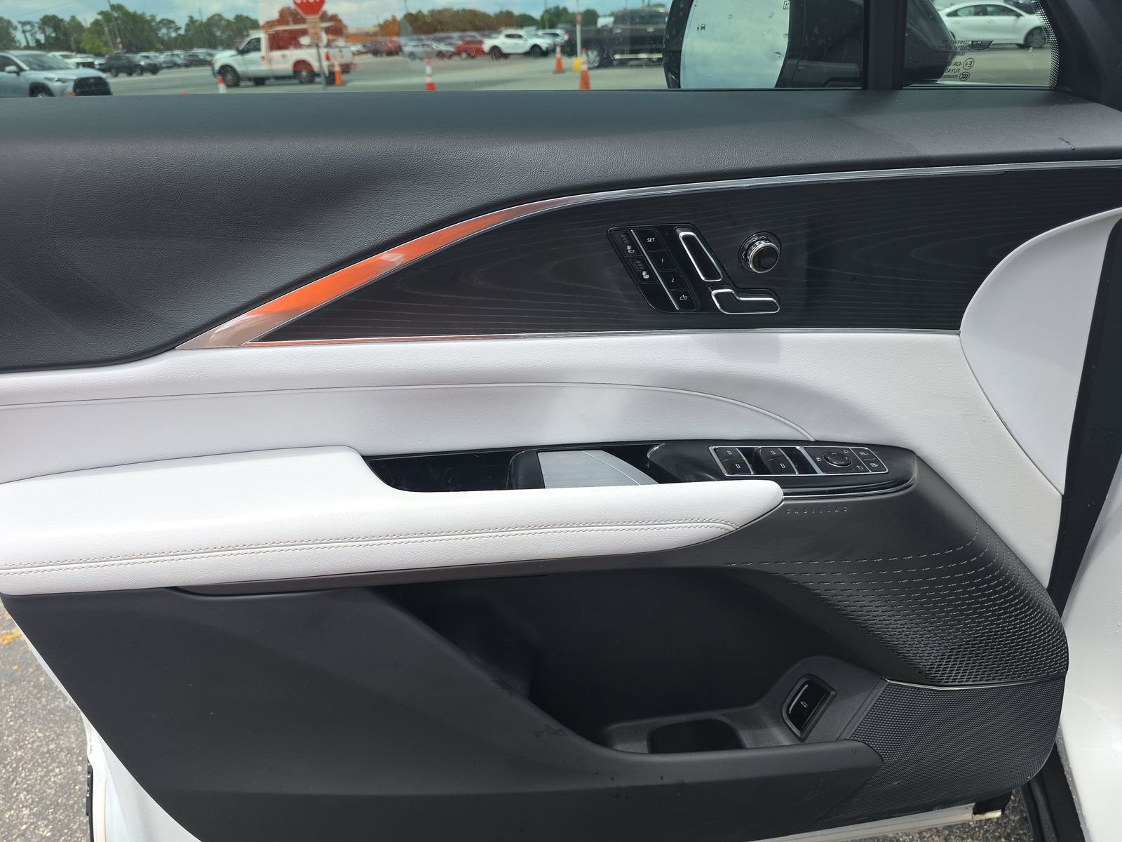 2024 Cadillac LYRIQ Luxury 1